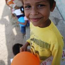 Volunteer with children in Colombia