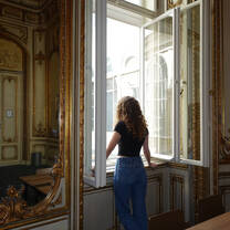 A student in the IES Vienna building.