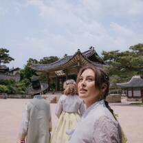 A group of EF Gap Year students wander through a centuries-old palace in Seoul, dressed in colorful hanbok and soaking up the city’s rich heritage.