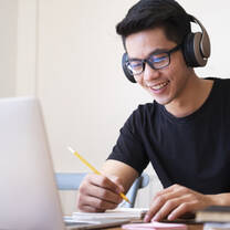 A student taking an online Japanese lesson with a teacher via Zoom. The student is actively participating and practicing conversation in Japanese.