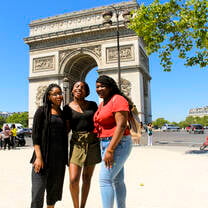 Group of students pose in front of the Arc de Triomphe