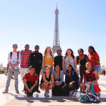 Group of students pose in front of the Eiffel Tower