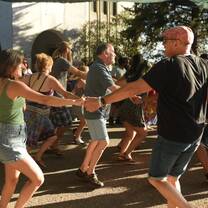 People dancing in Dançarão