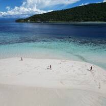 Students on Pasir Timbul sandbar in Kri