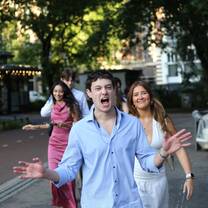 Students walking through Amsterdam on their way to the graduation photoshoot during their study abroad program.