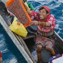 Textile merchants selling molas (colorful textile panels) to the ship
