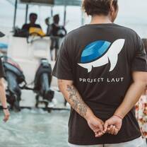 Project laut volunteers boarding the dive boat