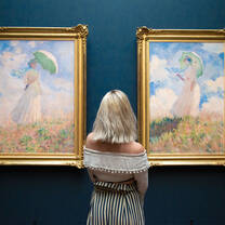 Student admiring Woman with a Parasol, Facing Right and Left by Claude Monet at the Musée d’Orsay