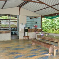 salon con mesa al aire libre