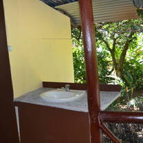 lavabo con naturaleza de fondo 