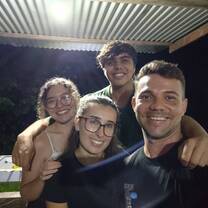 cuatro personas muy felices en una foto
