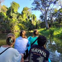 bote en una laguna con mucha naturaleza