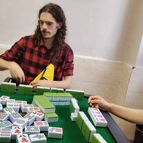 Lingoinn student learning Mahjong in Chongqing