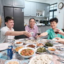 Lingoinn student homestay meal time in Chengdu