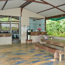 salon con mesa al aire libre