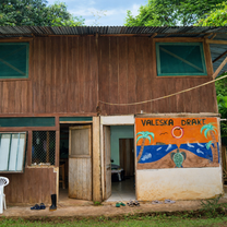 casa de madera con dos habitaciones arriba y dos abajo