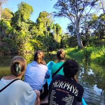 bote en una laguna con mucha naturaleza