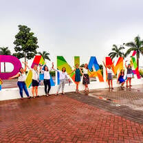 Students pose with Panama sign