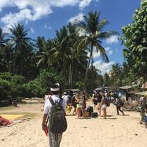nusa pendia arriving on the beach 