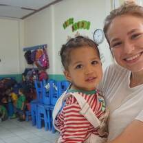 Volunteer in Costa Rica Working with Children