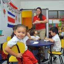 International volunteer working with children in Heredia, Costa Rica through Tico Lingo’s volunteer abroad program.