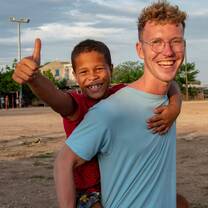 Voluntours Colombia - Children volunteering