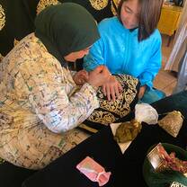 Experiencing the rich traditions of Morocco! Our students enjoy an authentic henna workshop, watching local artists craft delicate, intricate designs—a timeless symbol of Moroccan celebration and hospitality.