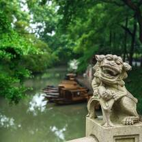 Suzhou Garden Bridge statue