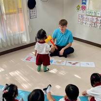 Trainee teaching a kindergarten lesson in Bangkok