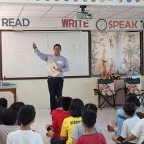 Trainee teaching practice in a Bangkok primary classroom