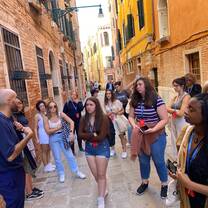 Students in Venice, Italy with a tour guide provided by Verto!