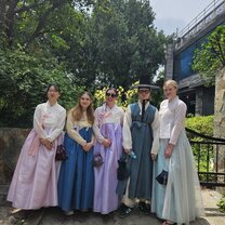 Dressing in Traditional Korean Hanbok!