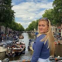The boats and canals are so beautiful! 