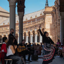 Bailarina Flamenca en La Plaza España de Sevilla, España. 