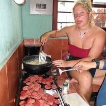 Making breakfast in the Manuel Antonio house (surf fase) 