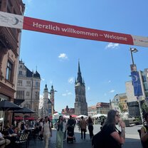 "Hearty Welcome" festival sign in Halle Marktplatz