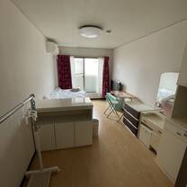 0.5x picture of my room, undecorated and cleaned for check out of program.