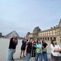 Paris architecture and history class visiting the Louvre museum !