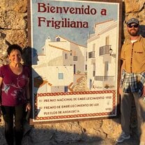Marla y Samuel afuera viejo hermoso pueblo, Frigiliano