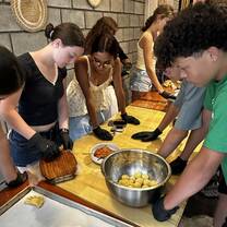 Making pineapple empeñadas