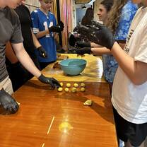 Learning how to make pineapple empeñadas 