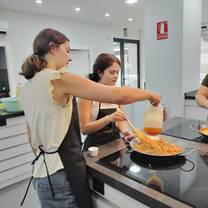Learning to make paella!