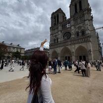petting notre dame