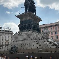 Picture of the Horse in the center of Duomo where Pigeons come