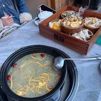 Zuppa con i famosi funghi di Kunming 