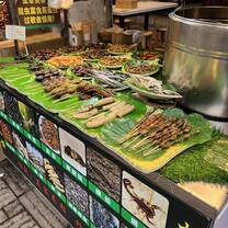 Mmm! Des brochettes aux insectes 