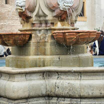 Fountains like this were everywhere in Sevilla, and I always stopped to look at the details