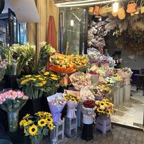 One of the famous flower market stands near the Keats Kunming  school