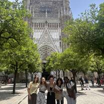Mis amigas y yo enfrente de una iglesia en sevilla
