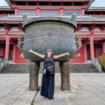 Giant Ding at Chongsheng Temple